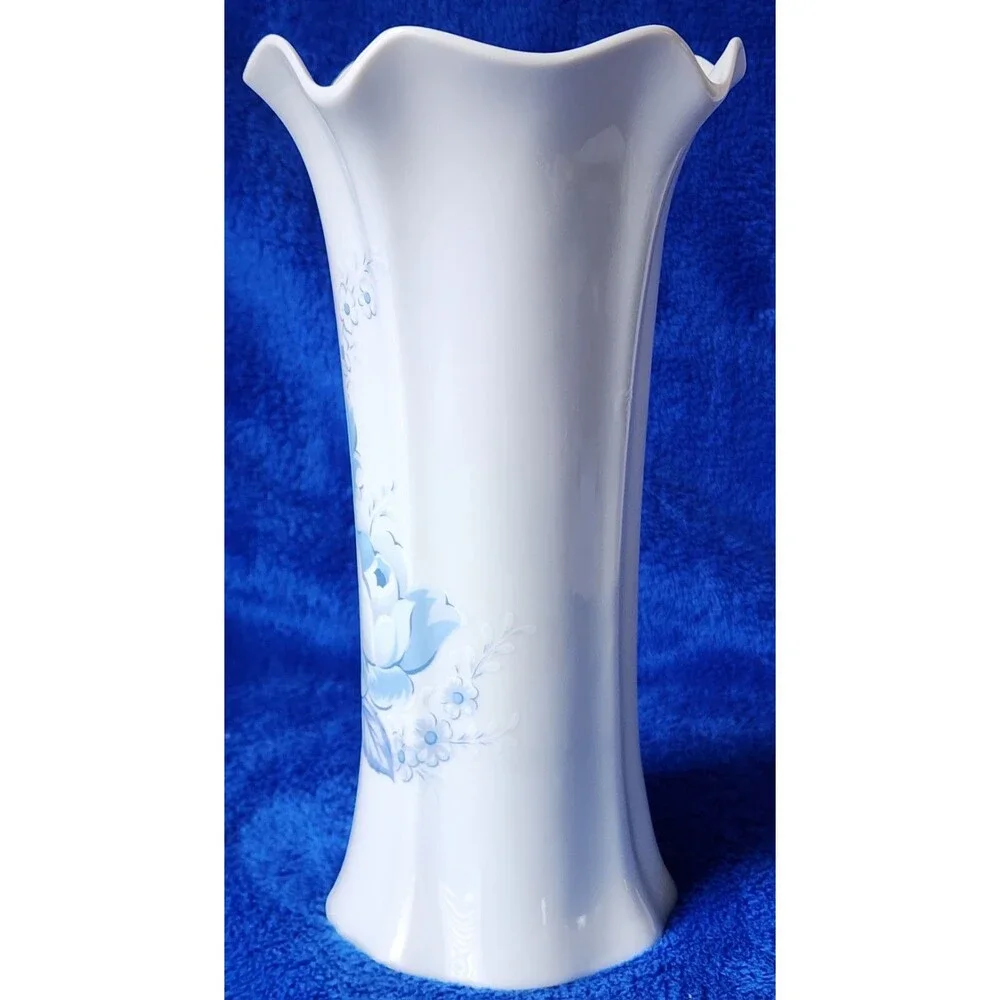 Beautiful Vintage 10.5 inches Seizan Vase with Blue and White Flowers